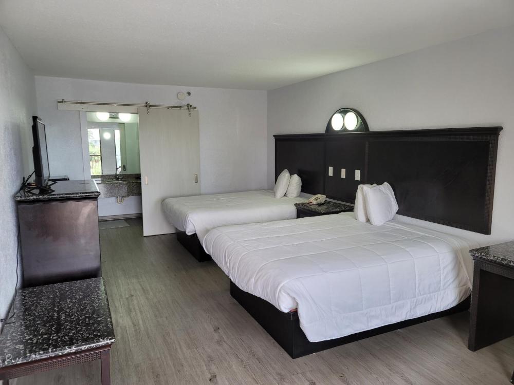 Queen Room with Two Queen Beds - Smoking interior