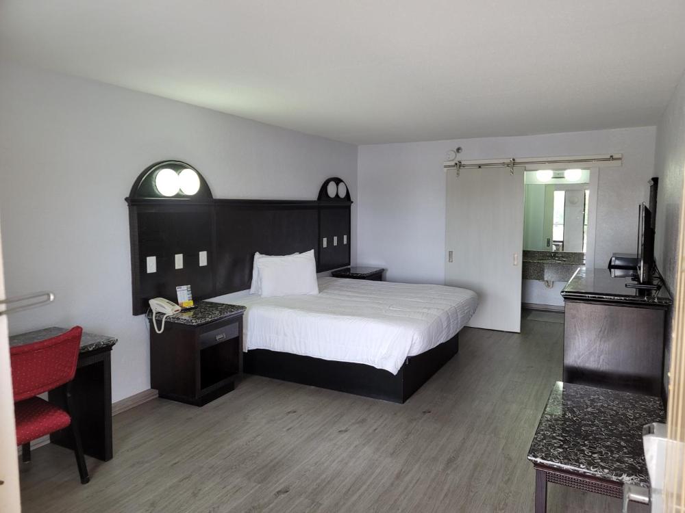 King Room - Non-Smoking interior